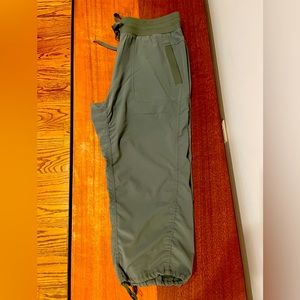 COPY - RBX cargo Capri’s in olive. Size; M